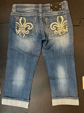 Miss Me Women's Blue Capri Jeans with Cream Fleur-de-Lis Embroidery